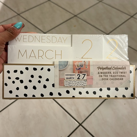 Wooden desk calendar - Picture 1 of 6